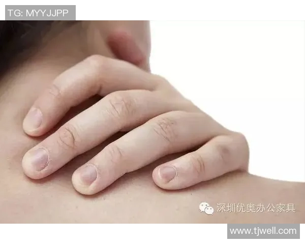 足球球星啃手指背后的心理秘密：自信、焦虑还是比赛中的独特习惯